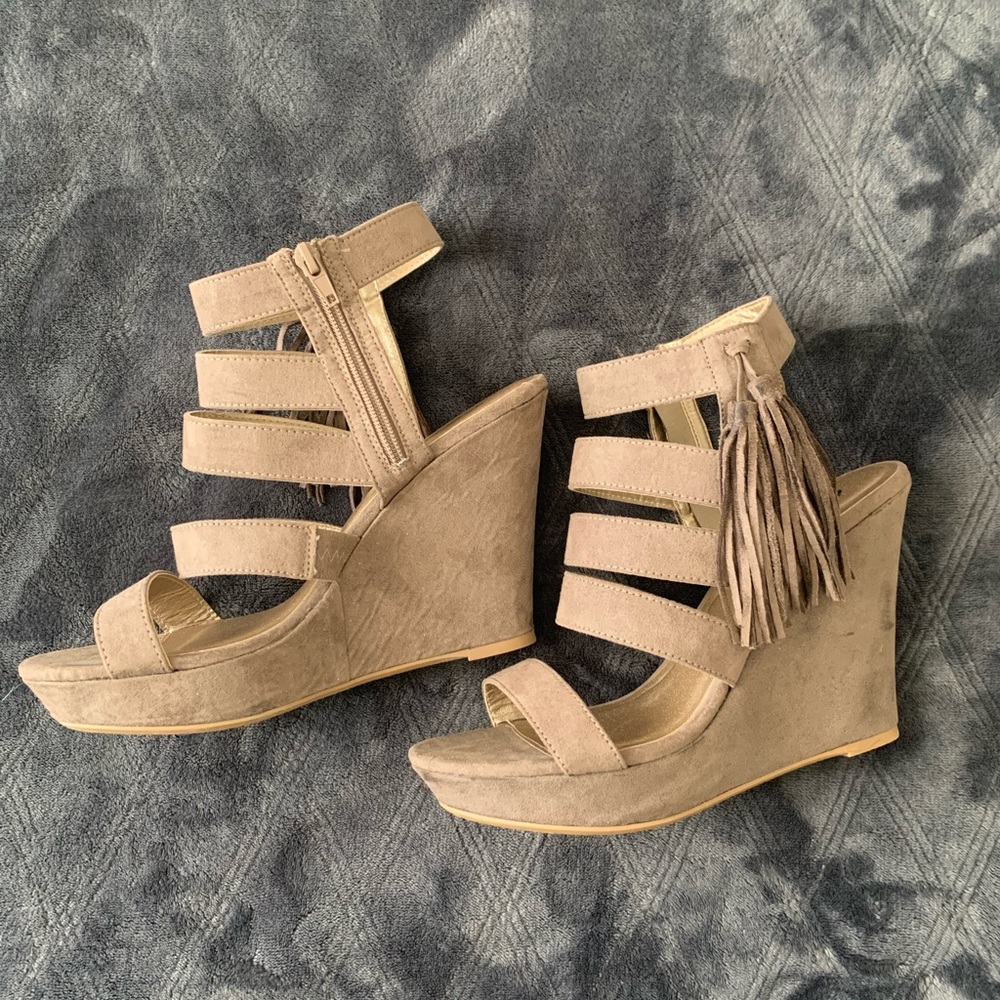 Tasseled wedges